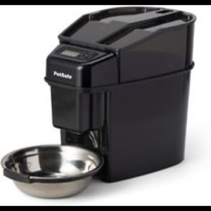 Automatic pet feeder